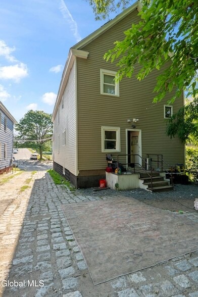 Building Photo - 635 Crane St