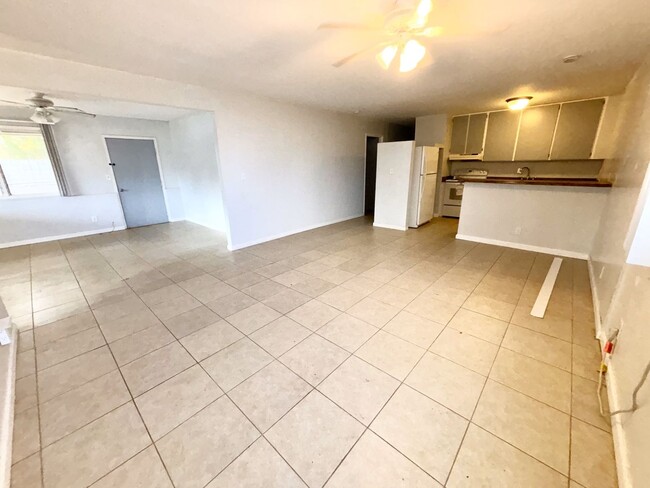 Building Photo - Single Family. Pet Friendly. Street Parkin...