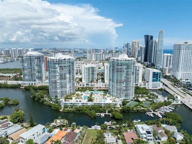 Building Photo - 16500 Collins Ave