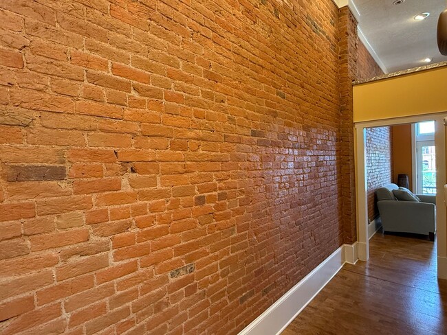 Building Photo - Downtown Loft!