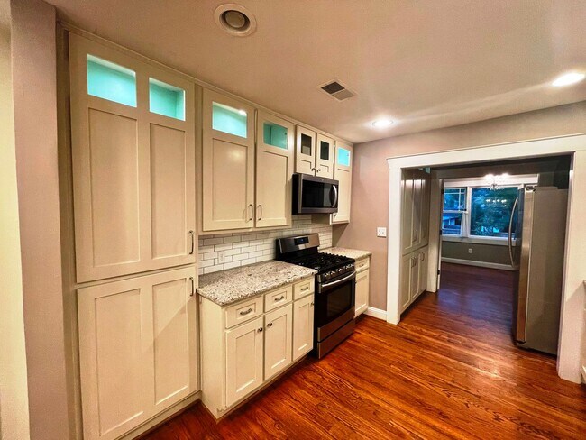 Building Photo - Updated 3 BR/ 2 BA home on Roseland Drive ...