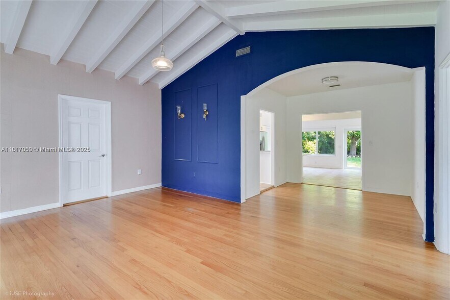 Building Photo - 1615 Bay Dr