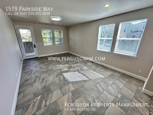 Building Photo - 1579 Parkside Way