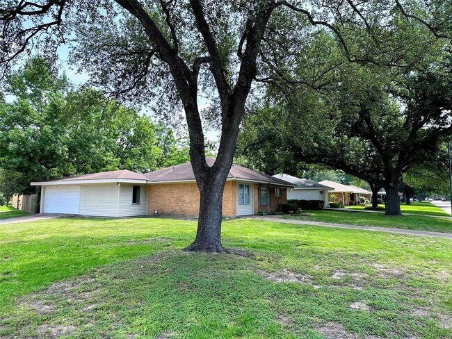 Building Photo - 2114 Hewitt Dr
