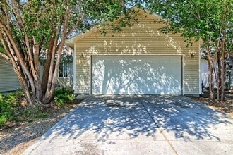 Building Photo - Spacious 3-Bed, 2-Bath Townhome with 2-Car...