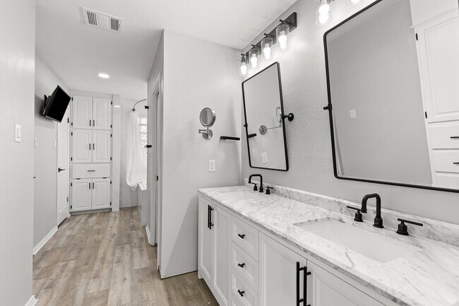 Building Photo - 4209 Green Oak Dr