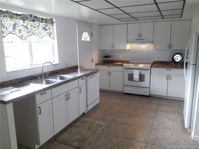 Building Photo - 350 NE Granduer Ave