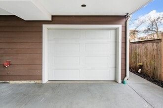 Building Photo - 3 bedroom / 2.5 bathroom townhome in West Seattle's Highland Park.