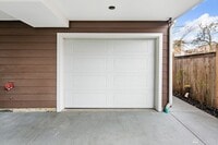 Building Photo - 3 bedroom / 2.5 bathroom townhome in West ...