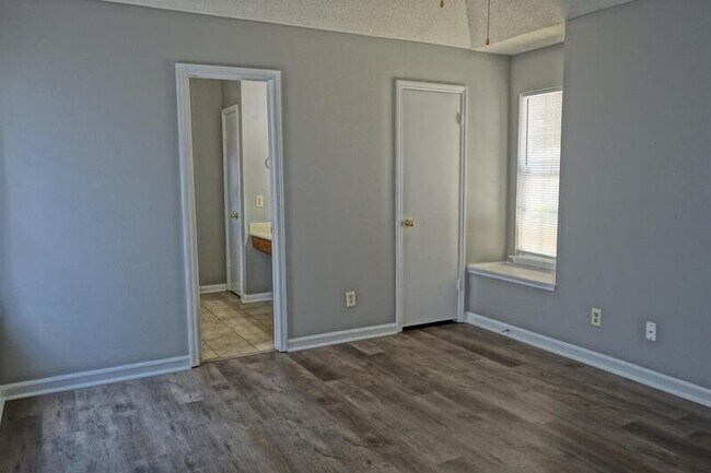 Building Photo - 13916 Sandhurst Dr SW
