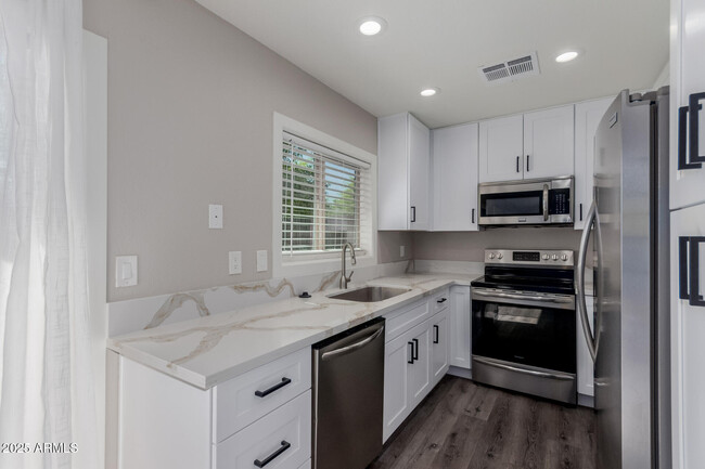 Building Photo - 3306 S Parkside Dr