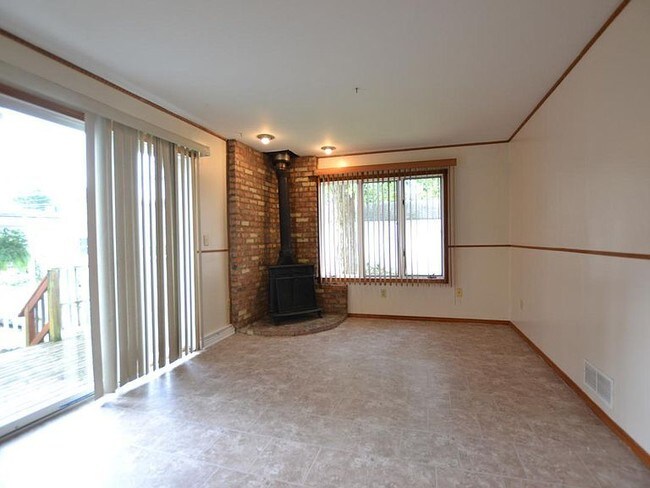 Building Photo - 719 Cowles Ave