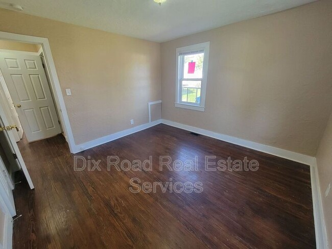 Building Photo - 109 N Decker Ave