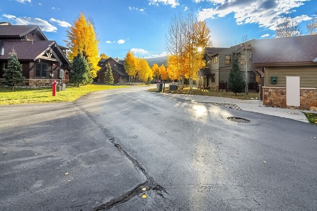 Building Photo - Beautiful townhome, ski shuttle, views, ut...