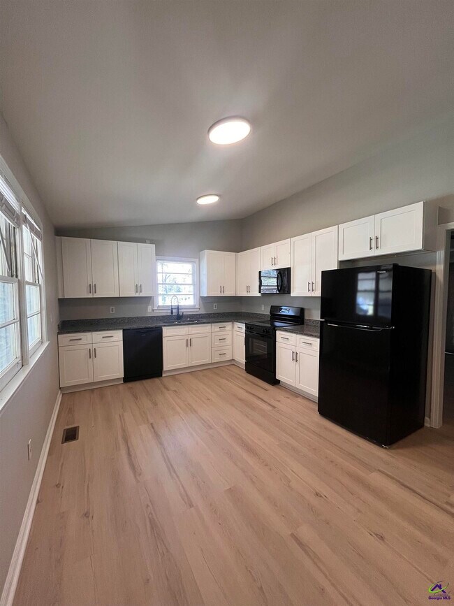 Building Photo - 202 Sherman St