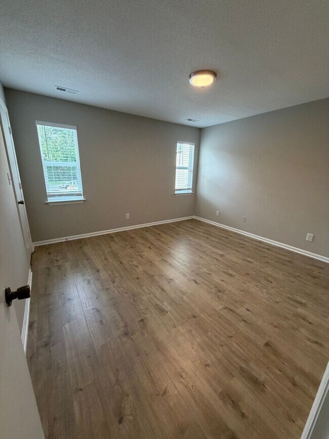 Building Photo - @ Bedrooms 1.5 Bath
