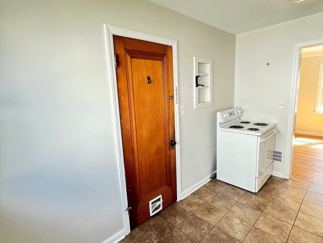Building Photo - Walking Distance from Downtown!!!