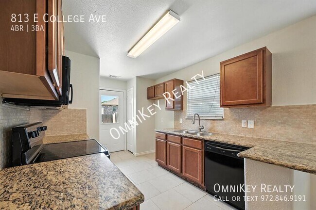 Building Photo - 813 E College Ave