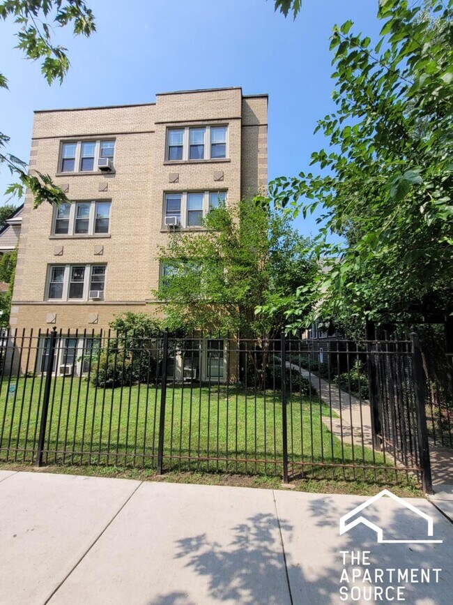 Building Photo - 1916 W Lunt Ave