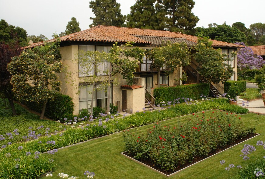 Primary Photo - Los Robles - Senior 55+