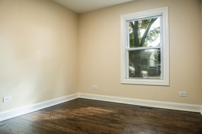 Building Photo - 1028 Valley Stream Dr
