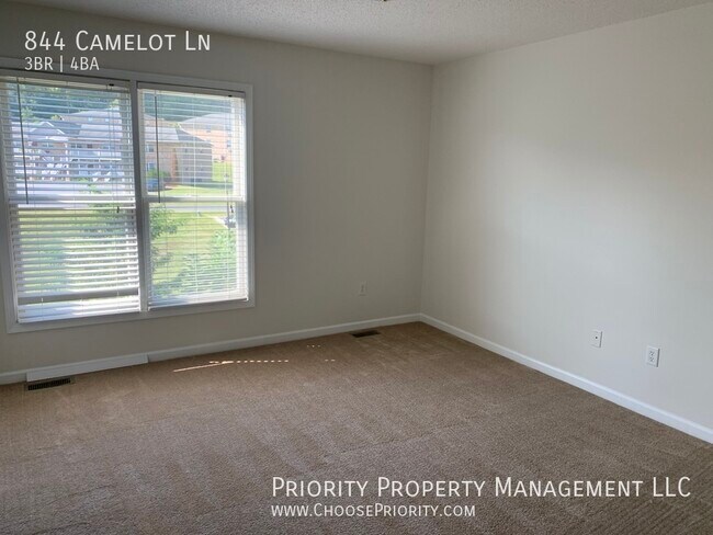 Building Photo - 844 Camelot Ln