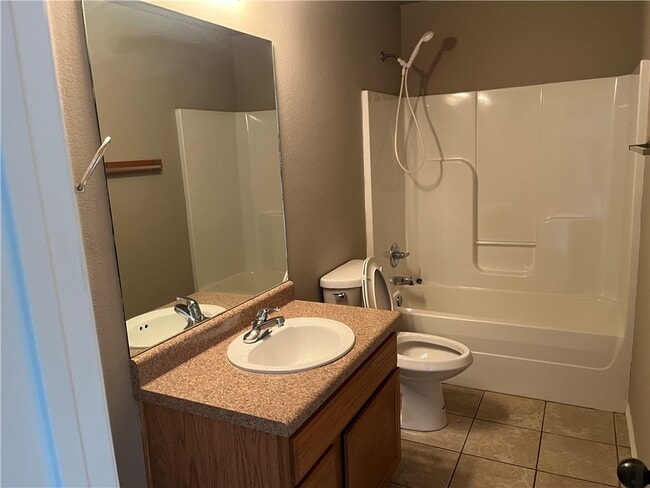 Building Photo - 121 Willow Dr