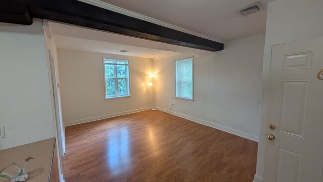 Building Photo - Creekside 1BR with Central Air and W/D