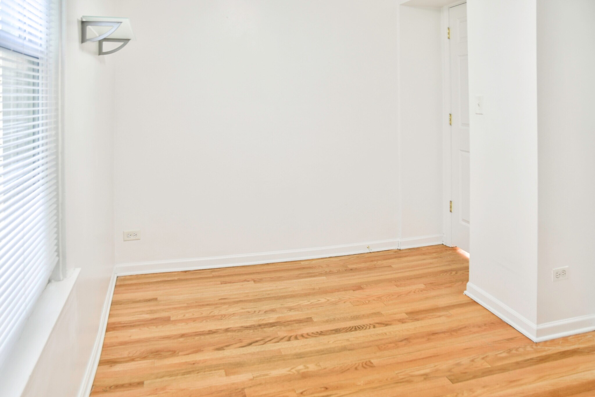 Building Photo - 2616 N Marshfield Ave