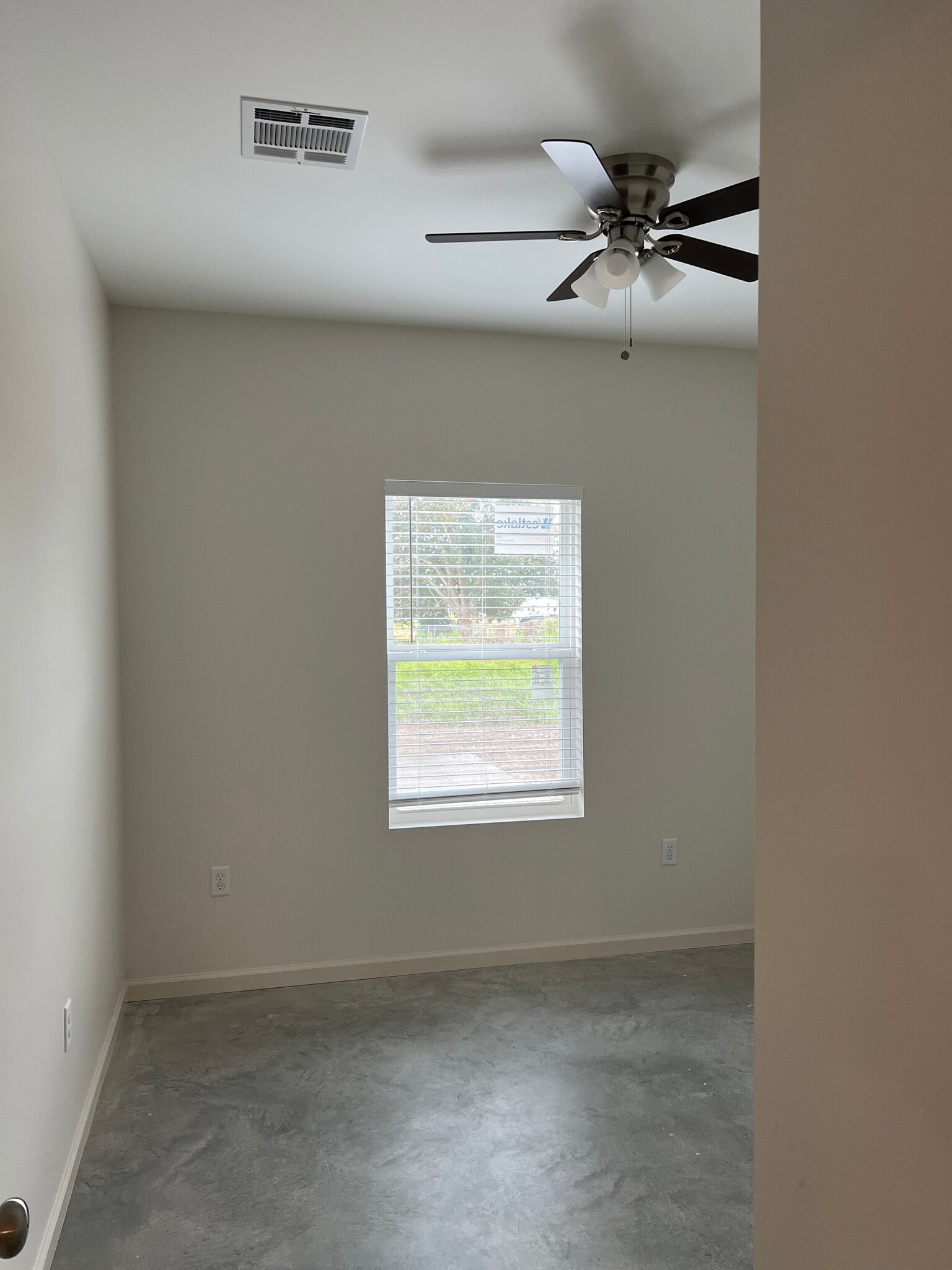 Building Photo - 299 Sara St