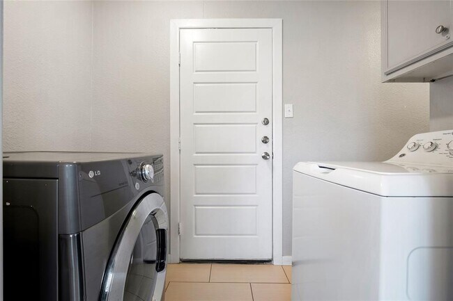 Building Photo - 7203 Barnsdale Way