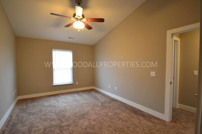 Building Photo - 2 Bedroom, 2 1/2 Bath Townhome in Urbandale with attached 2 car garage