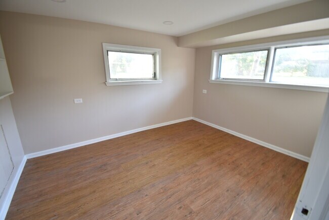 Building Photo - 907 S Elmhurst Rd