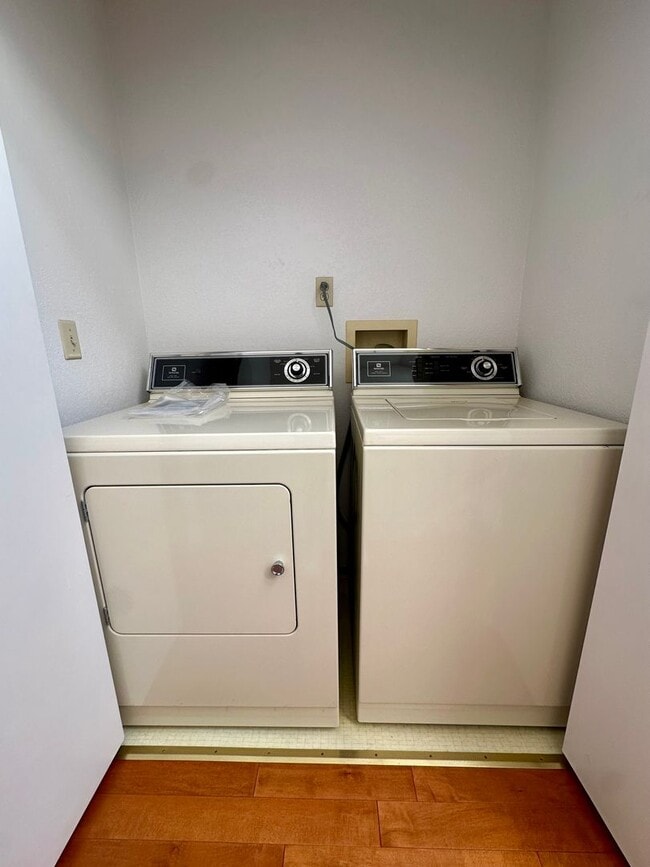 Building Photo - 2 bedroom, 2.5 bathroom townhouse with pri...