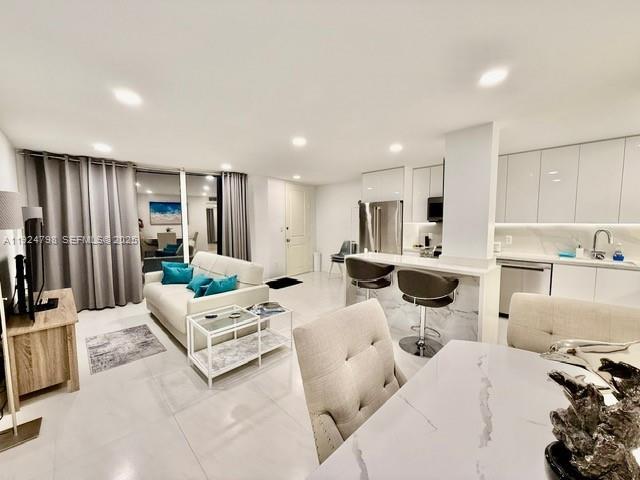 Building Photo - 1100 Alton Rd