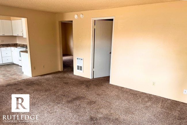 Building Photo - Charming Single Level Apartment in East Me...