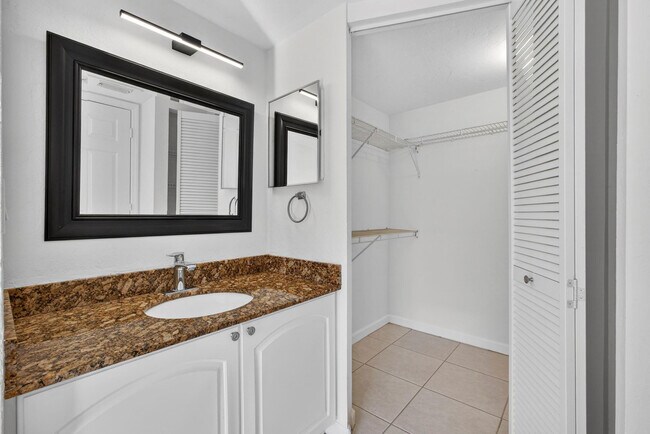 Building Photo - 1120 Lake Shore Dr