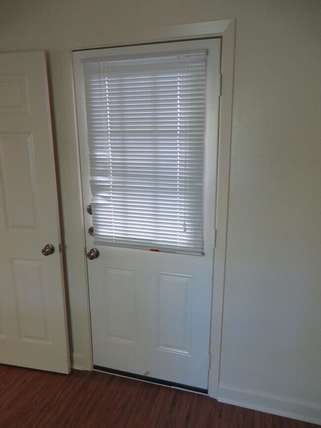 Building Photo - 2 bed 1 bath Duplex in Georgetown