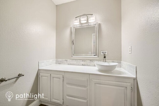 Building Photo - 401 Williams St