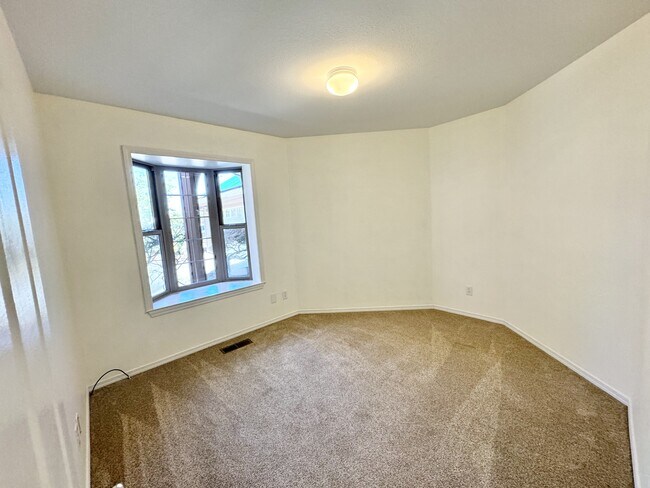 Building Photo - 260 Arnos St