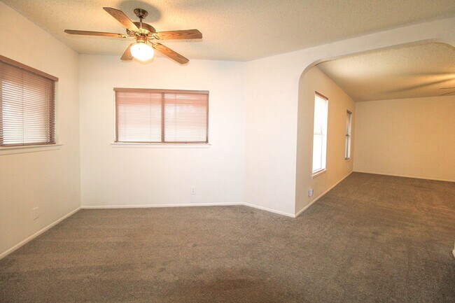 Building Photo - 14018 N Hills Village Dr