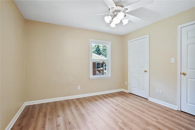 Building Photo - 2416 Lakewood Dr NW