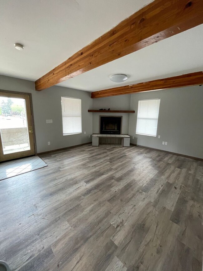 Building Photo - OSU North Campus 5 bedroom 2 bath apartment