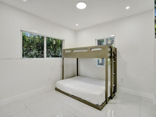 Building Photo - 210 NE 85th St