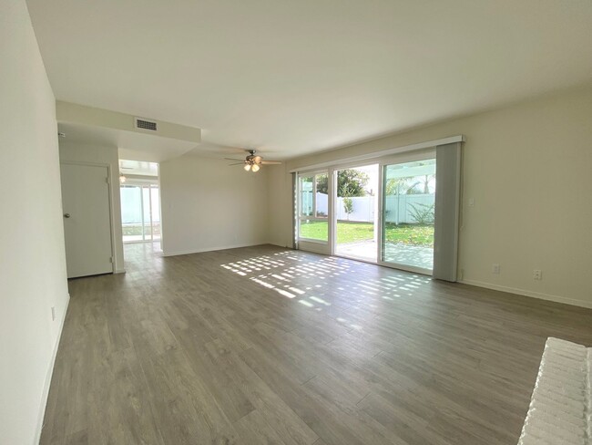 Building Photo - Modern Elegance in North Clairemont! Updat...
