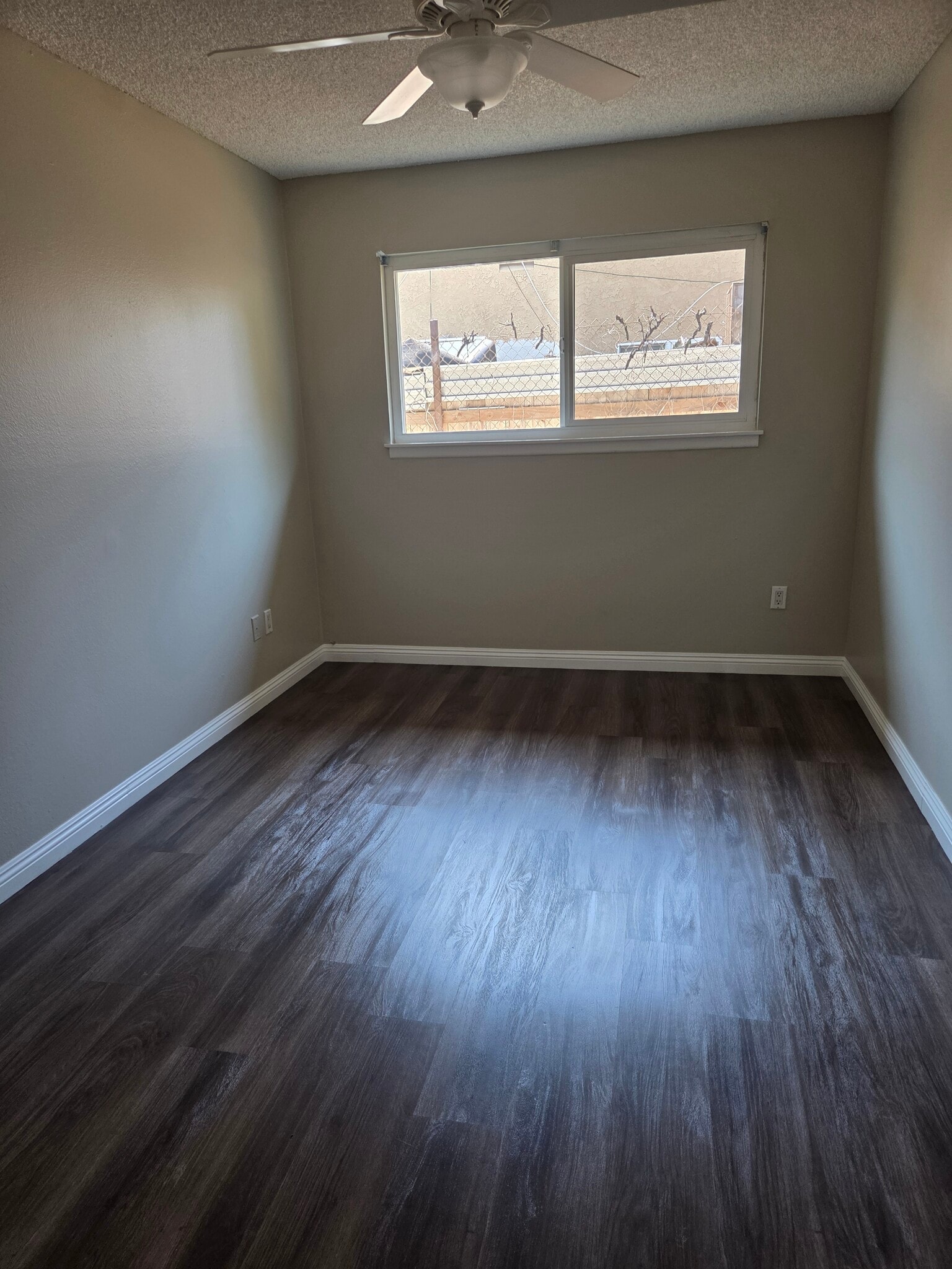 Building Photo - 553 Chatsworth Dr