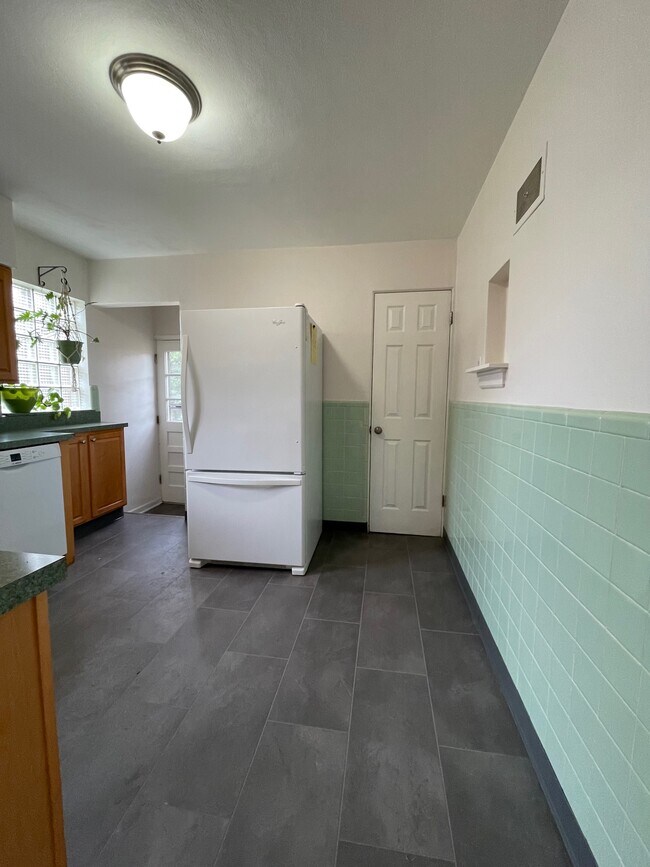 Kitchen with pantry - 9404 High Hill Ct
