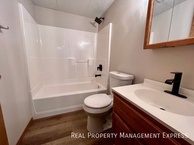 Building Photo - Beautiful 3 Bed 2 Bath House in West Sioux...