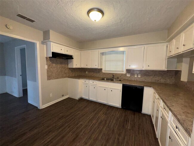 Building Photo - 16511 Courtland Cir