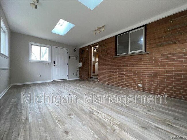 Building Photo - 32028 Maine St